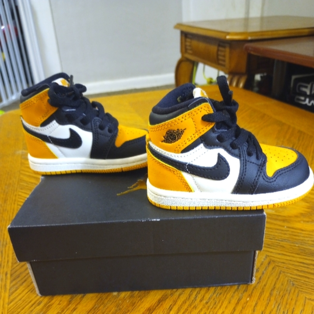 Jordan 1 retro high OG taxi/black size 4C